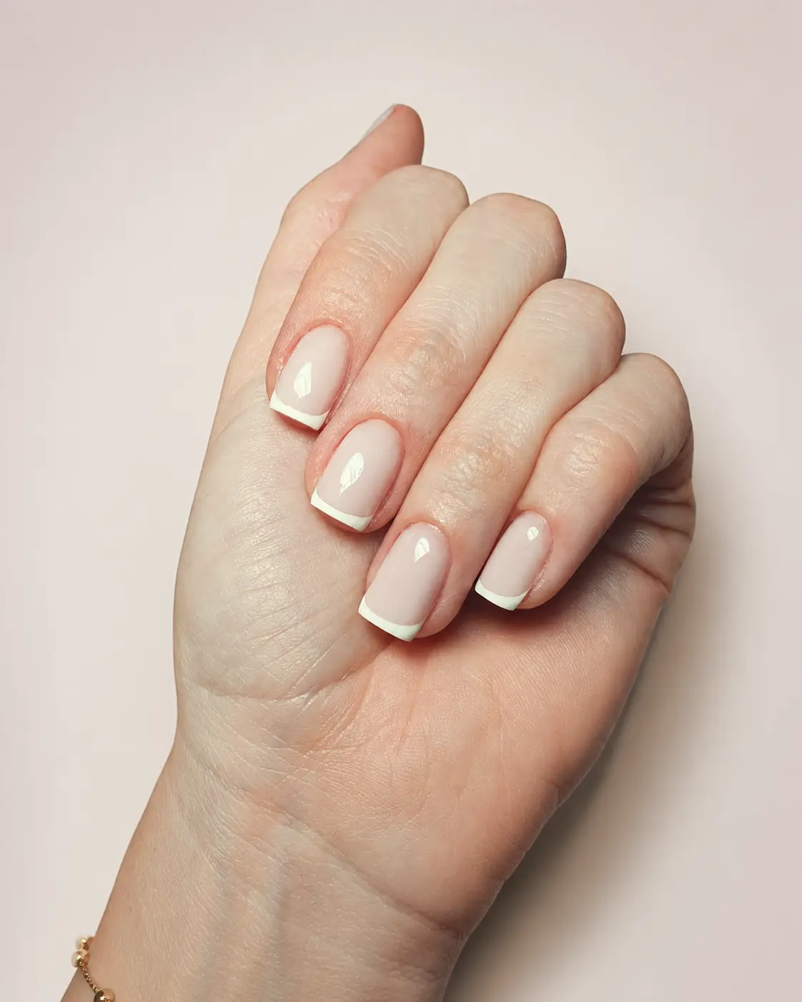 Kurze eckige Nägel mit klassischer französischer Spitze in Weiss.